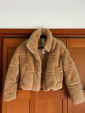 ALO Yoga Plush Teddy Shearling Jacket in Camel